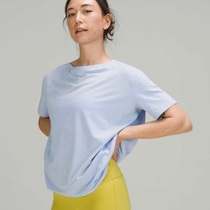 Lululemon back in action short sleeve size 6 blue linen